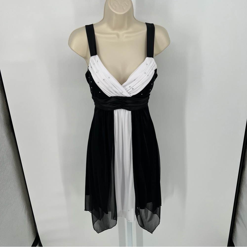 Beautiful dress! My daughter wore to homecoming dance.
